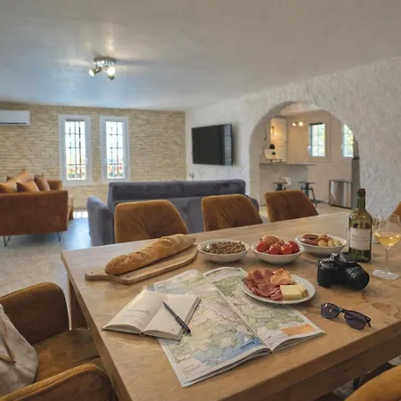 Penzion Les Hauts De Bezouce, Calme, Espace Et Jeux 4*