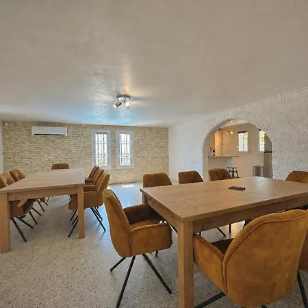 Gasthuis Les Hauts De Bezouce, Calme, Espace Et Jeux 4*